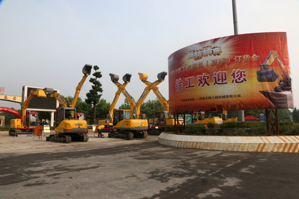 路友公司—2013年FH官网挖掘机订货会外景