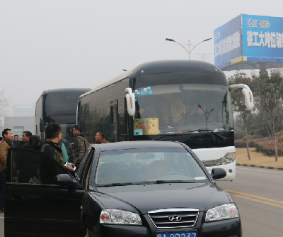 铲运客户乘坐河南路友班车到达FH官网厂家