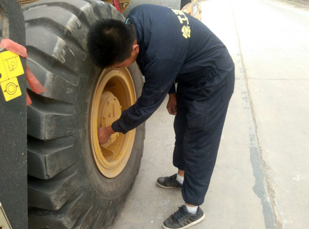 FH官网道路服务检测压路机轮胎
