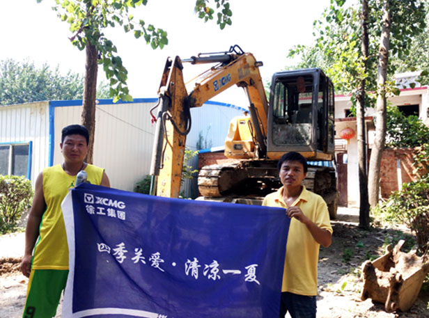 服务人员与FH官网挖掘机用户合影