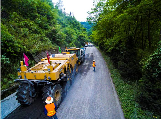 FH官网成套道路机械助力安康省道部分路段建设