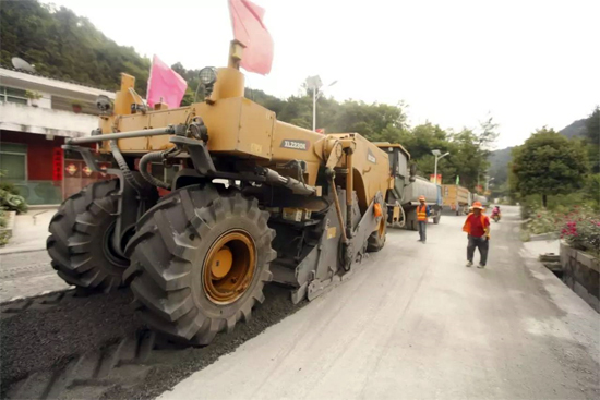 FH官网成套道路机械助力安康省道部分路段建设