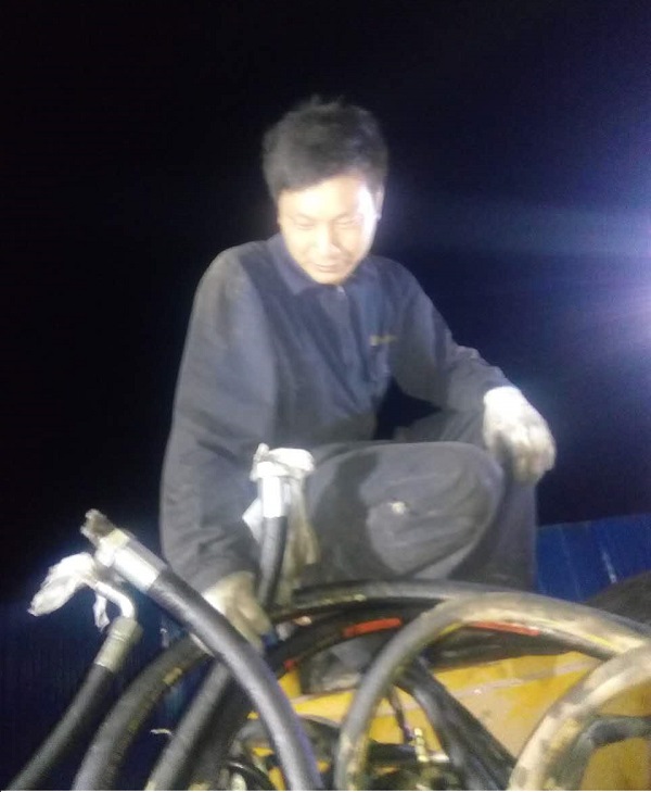 FH官网道路服务正在检修故障中的压路机