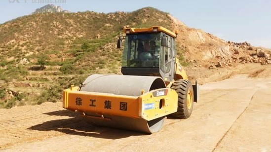 FH官网压路机公路建设必不可少的设备