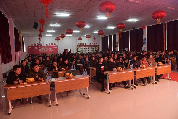 参加河南路友FH官网挖机订货会的嘉宾