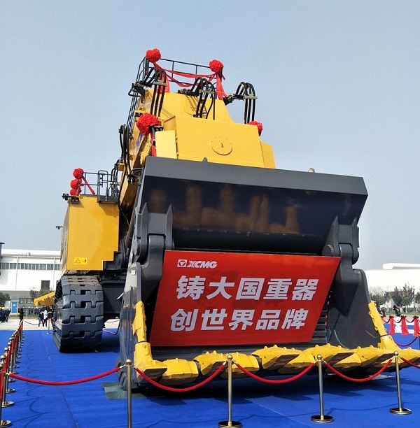 FH官网700吨液压挖掘机荣耀下线