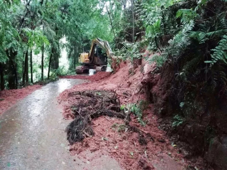 无畏风雨，FH官网挖机四川客户救灾行