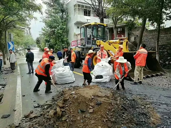 FH官网装载机助力陇南灾区