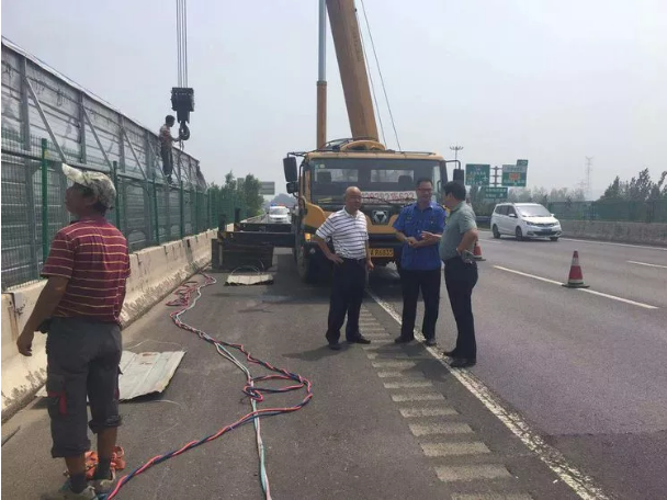 FH官网起重机拆除公路沿线广告