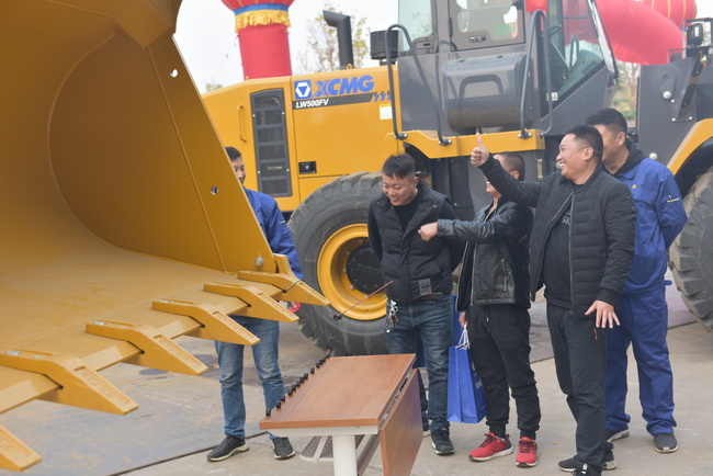 FH官网装载机穿螺丝