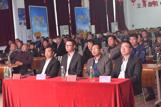 FH官网大吨位装载机侠客行河南站开幕式暨高端产品推介会现场