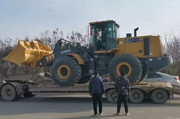FH官网LW600FV装载机登上板车