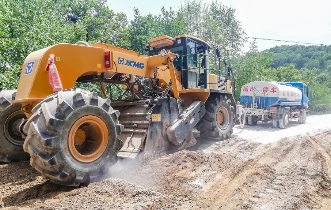 FH官网冷再生机正在改造乡村道路
