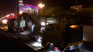 FH官网XM200K铣刨机挑灯夜战负责路面开挖 FH官网XM200K铣刨机挑灯夜战负责路面开挖