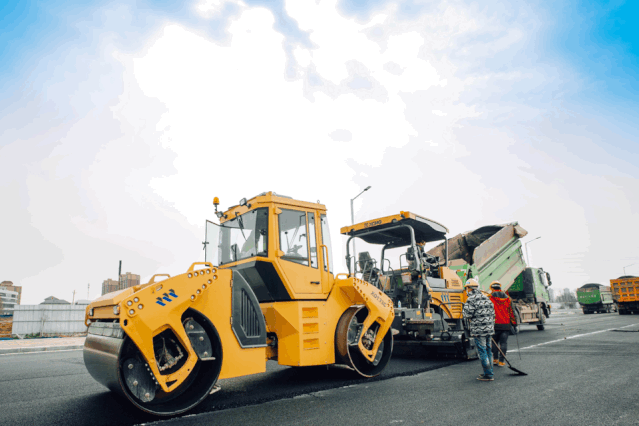 FH官网成套道路机械正在郑州施工
