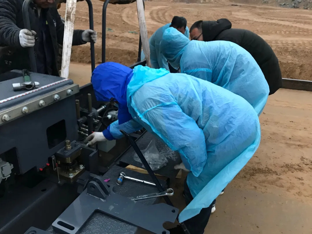 河南FH官网服务工程师张宗羽 凌晨一点抵达工地接车