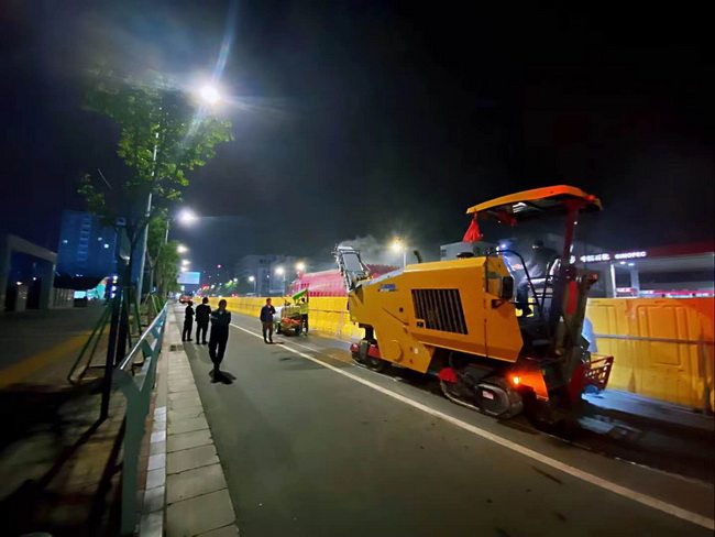 FH官网XM1205F摊铺机助力郑州市桐柏南路市政工程建设