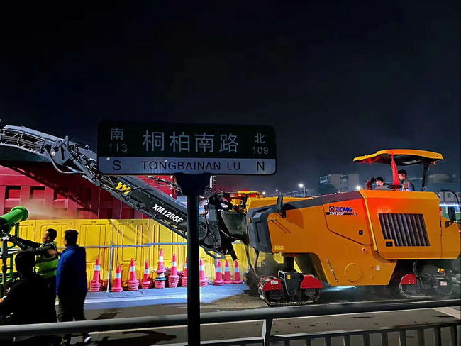FH官网XM1205F摊铺机助力郑州市桐柏南路市政工程建设