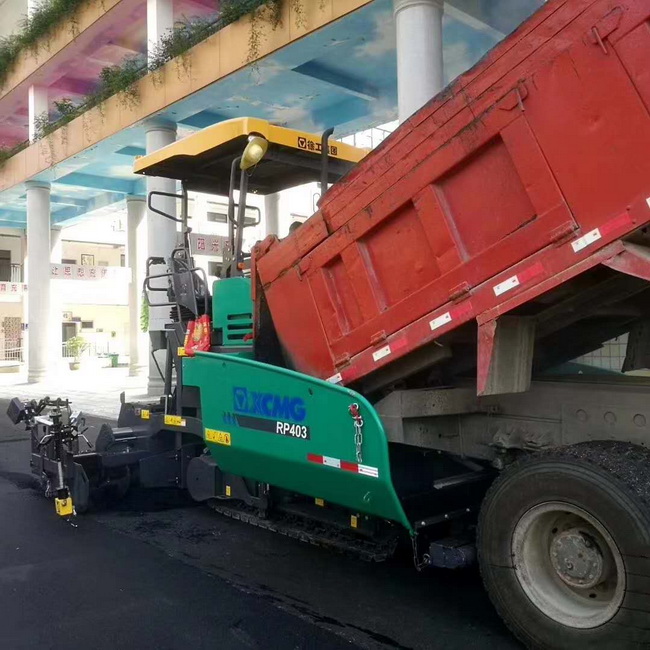 FH官网RP403摊铺机在登封市唐庄初级中学校园道路施工