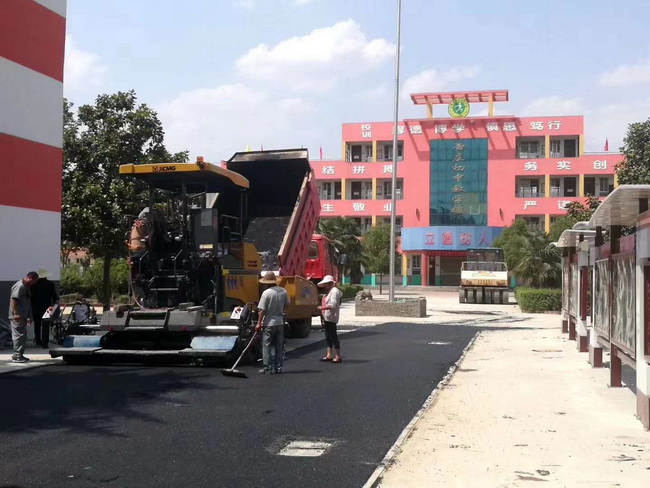 FH官网摊铺机助力登封市唐庄初级中学校园道路施工