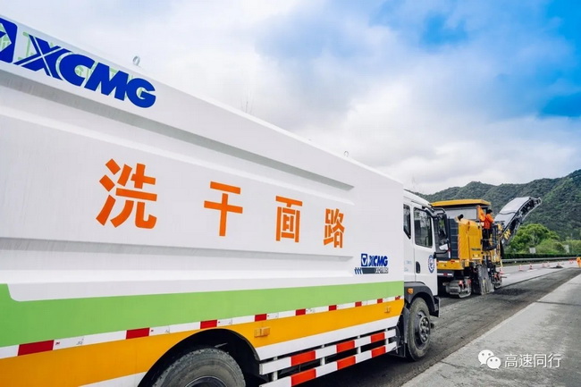 FH官网路面干洗车有效地将路面顽固的污染物清扫干净