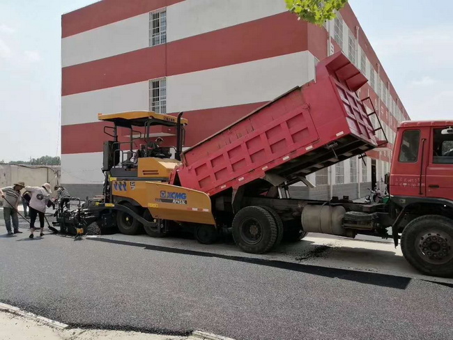 FH官网RP453L摊铺机在登封市唐庄初级中学校园道路施工