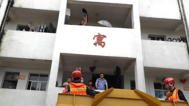 FH官网LW550FV装载机赶往现场配合救援指挥部参与救援