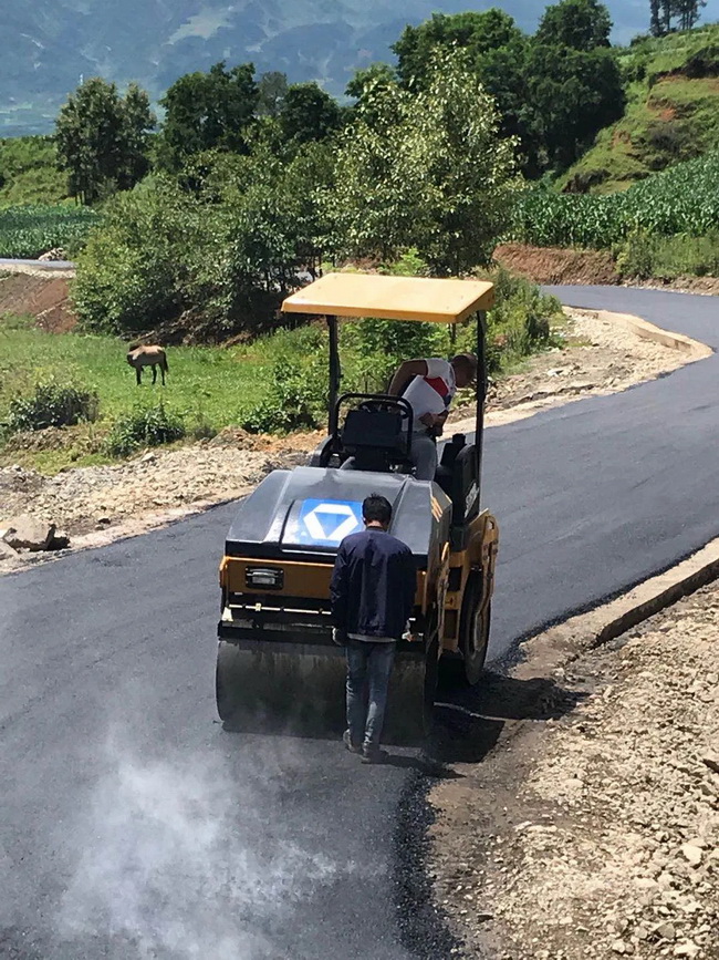 FH官网XMR403VT压路机高标准完成阿布洛哈村道路的施工作业