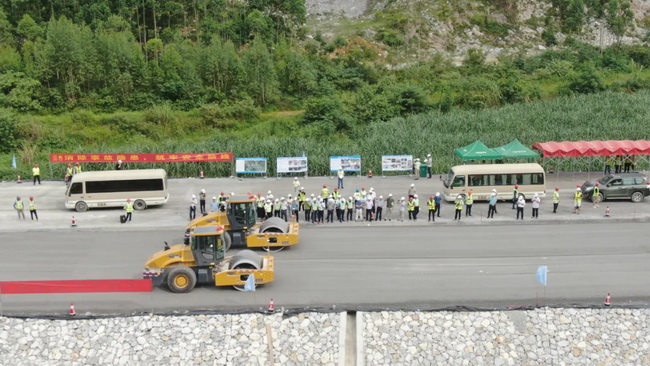 数台FH官网无人驾驶压路机在广西新柳南高速施工