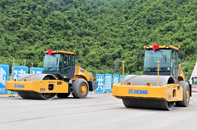 FH官网无人驾驶压路机在广西新柳南高速施工