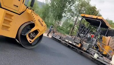 FH官网道路机械助力丽江某县城路面“白改黑”提质升级
