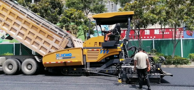 FH官网“市场新星”RP803摊铺机携手RP453L摊铺机在施工现场