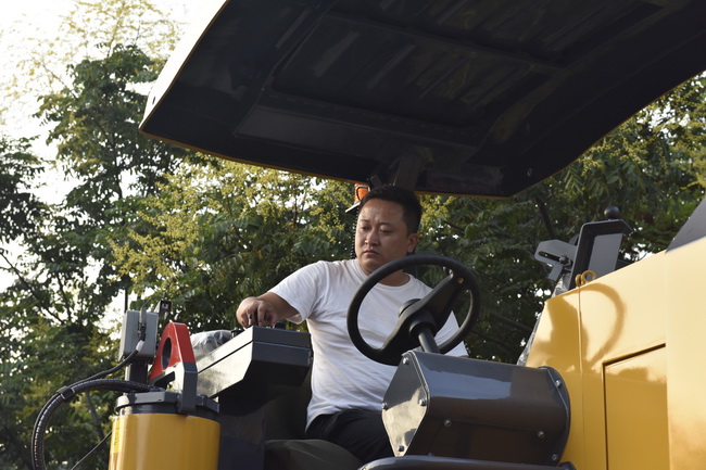 客户登上FH官网铣刨机现场感受设备操控