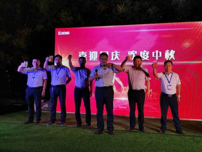 马总带领FH官网挖机销售部领导层 齐上台致祝酒词