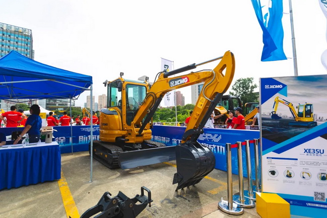 XE17U是FH官网全新设计的一款小型无尾挖掘机