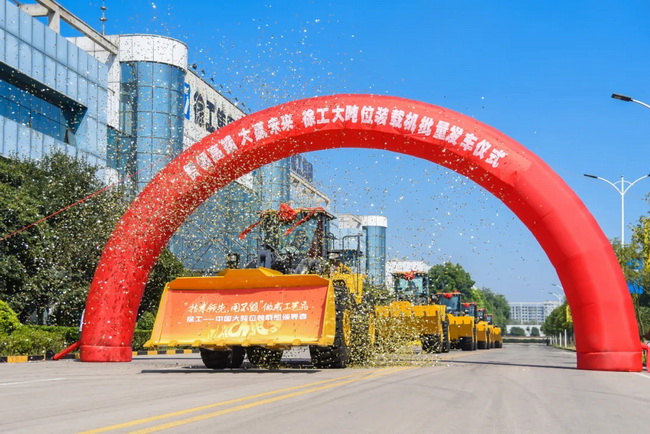 十台FH官网九吨级装载机LW900KN持续输送海外矿业开采一线