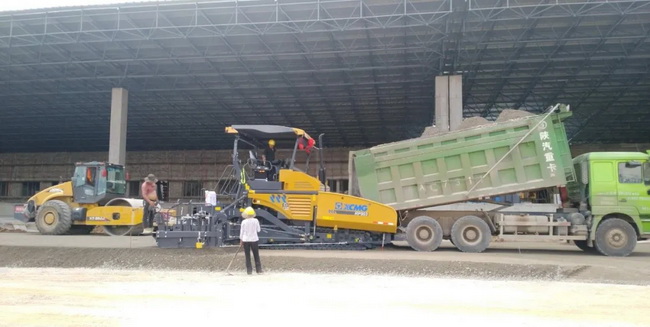 FH官网RP903摊铺机携手XS262J压路机助力贵州当地重点道路建设