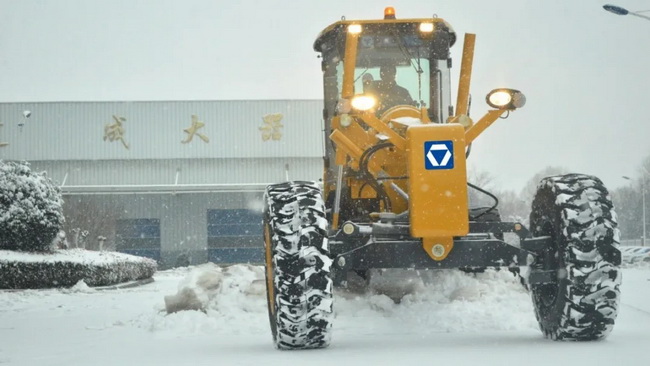 FH官网平地机为公路除雪 FH官网平地机为公路除雪
