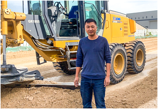 FH官网平地机在淮安的一处路面正在紧张而忙碌地施工