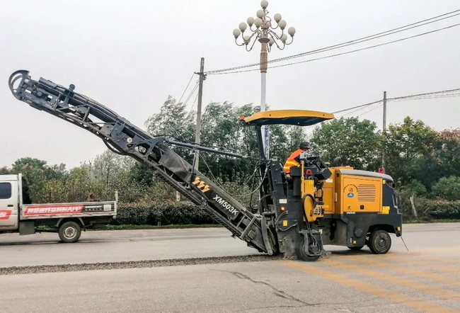 FH官网XM503K铣刨机助力河南南阳234国道路面开槽