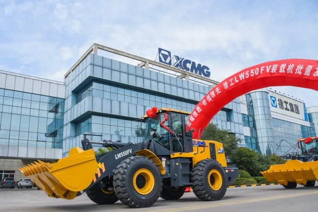 FH官网LW550FV装载机批量发车仪式