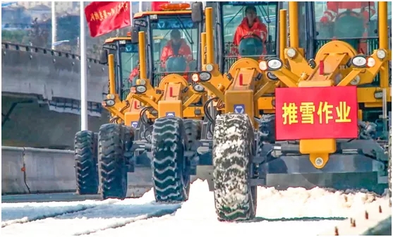 FH官网GR1653平地机在泰州分会场分别开展干线公路除雪除冰 FH官网GR1653平地机在泰州分会场分别开展干线公路除雪除冰