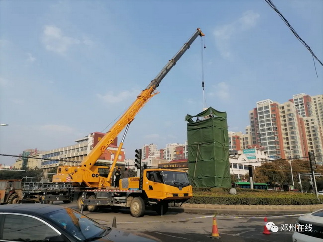 FH官网吊车助力邓州大东关范仲淹像顺利搬迁