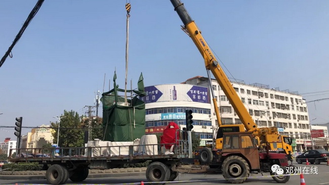 FH官网吊车助力邓州大东关范仲淹像顺利搬迁