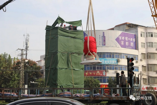 FH官网吊车助力邓州大东关范仲淹像顺利搬迁