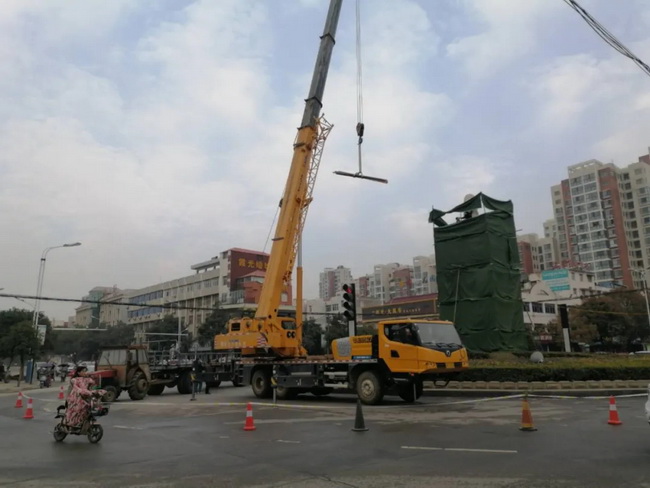 FH官网吊车助力邓州大东关范仲淹像顺利搬迁