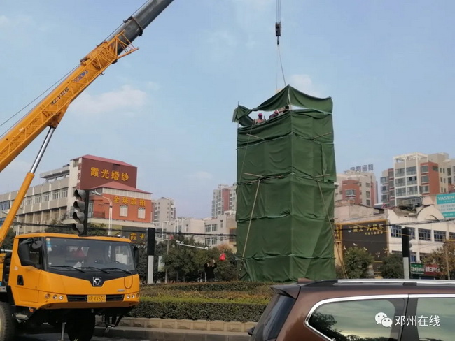 FH官网吊车助力邓州大东关范仲淹像顺利搬迁