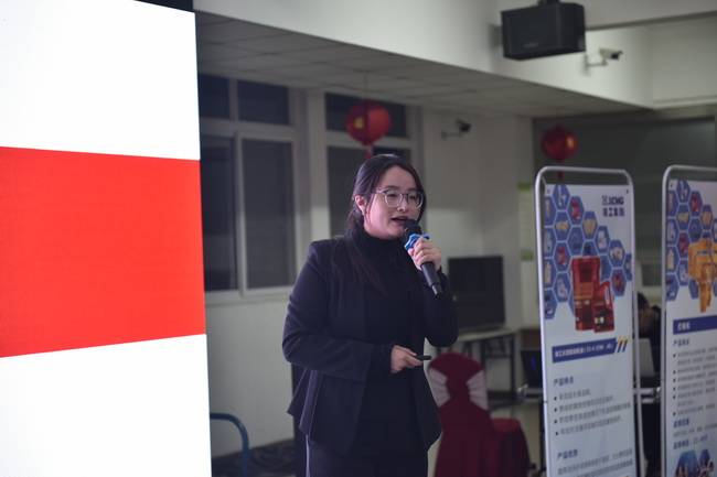 河南路友机械FH官网挖机服务部长王倩介绍了双十一备件优惠政策
