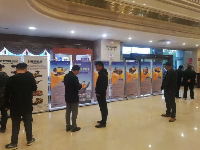 参赛选手了解FH官网道路机械产品