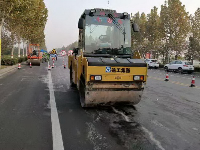 FH官网系列轻型压路机等筑养路设备受到现场与会领导和操作手的一致好评